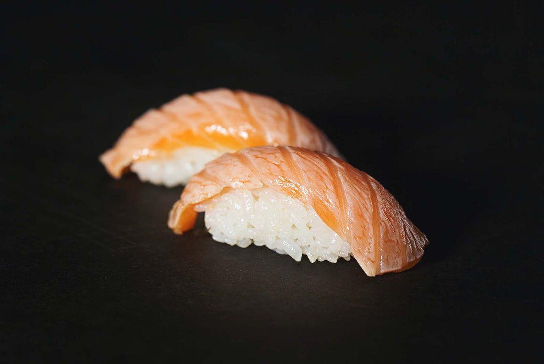 Sushi oshi au saumon fumé de style aburi